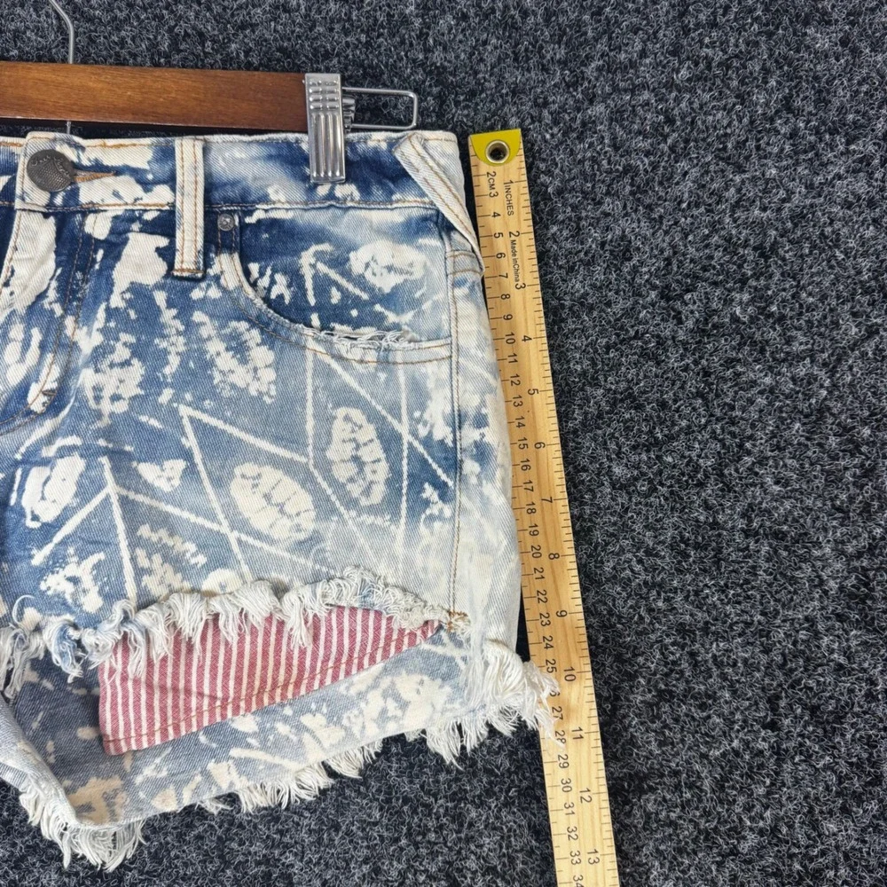 Free People Bleached Geometric Distressed Denim Cutoff Shorts Size 28 Blue White